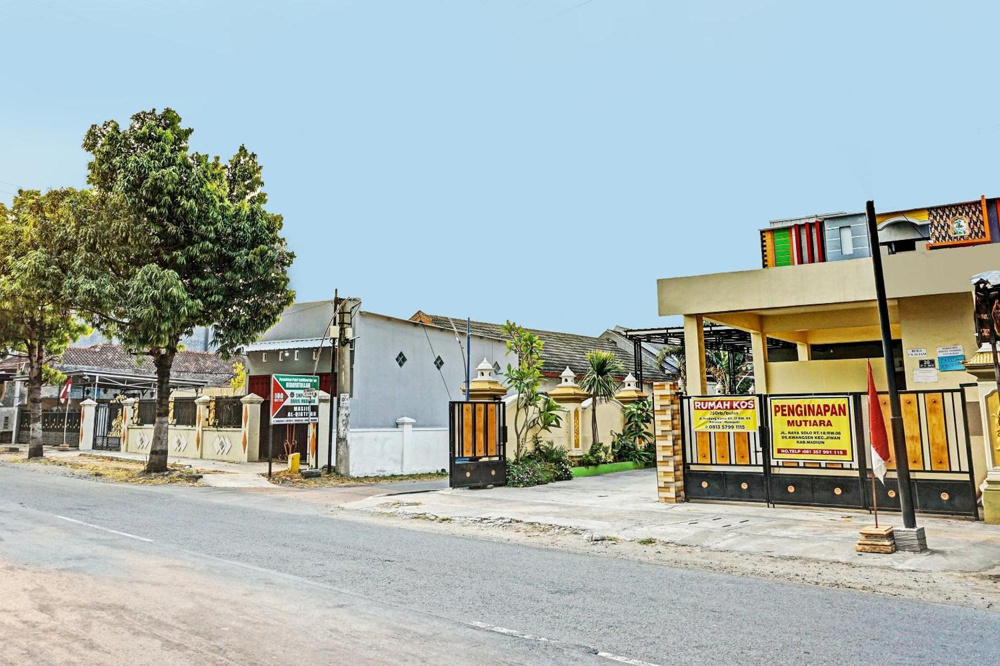 Oyo 91599 Penginapan Mutiara Madiun Luaran gambar