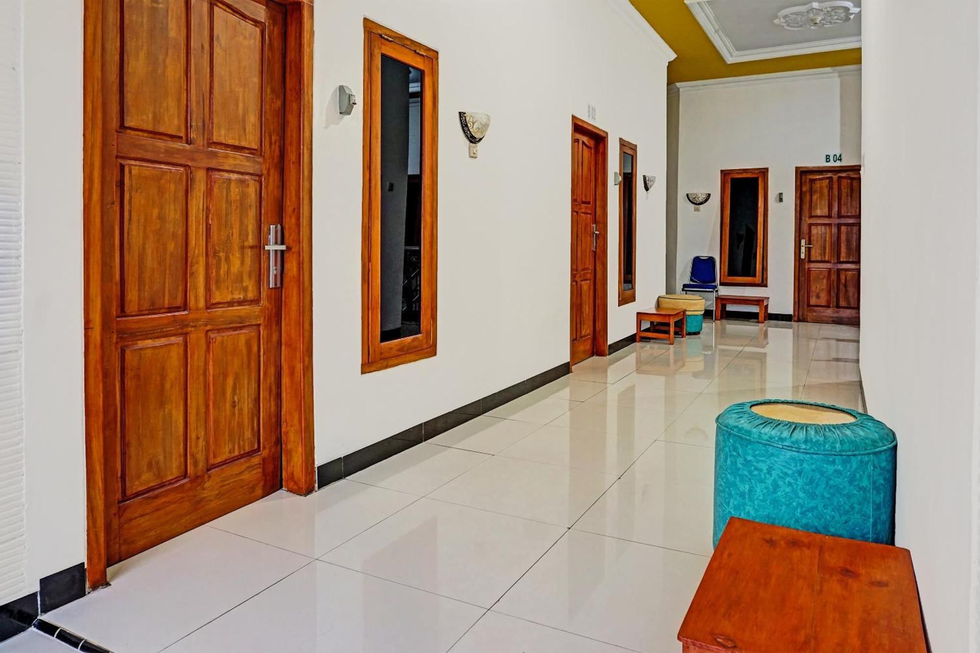 Oyo 91599 Penginapan Mutiara Madiun Luaran gambar