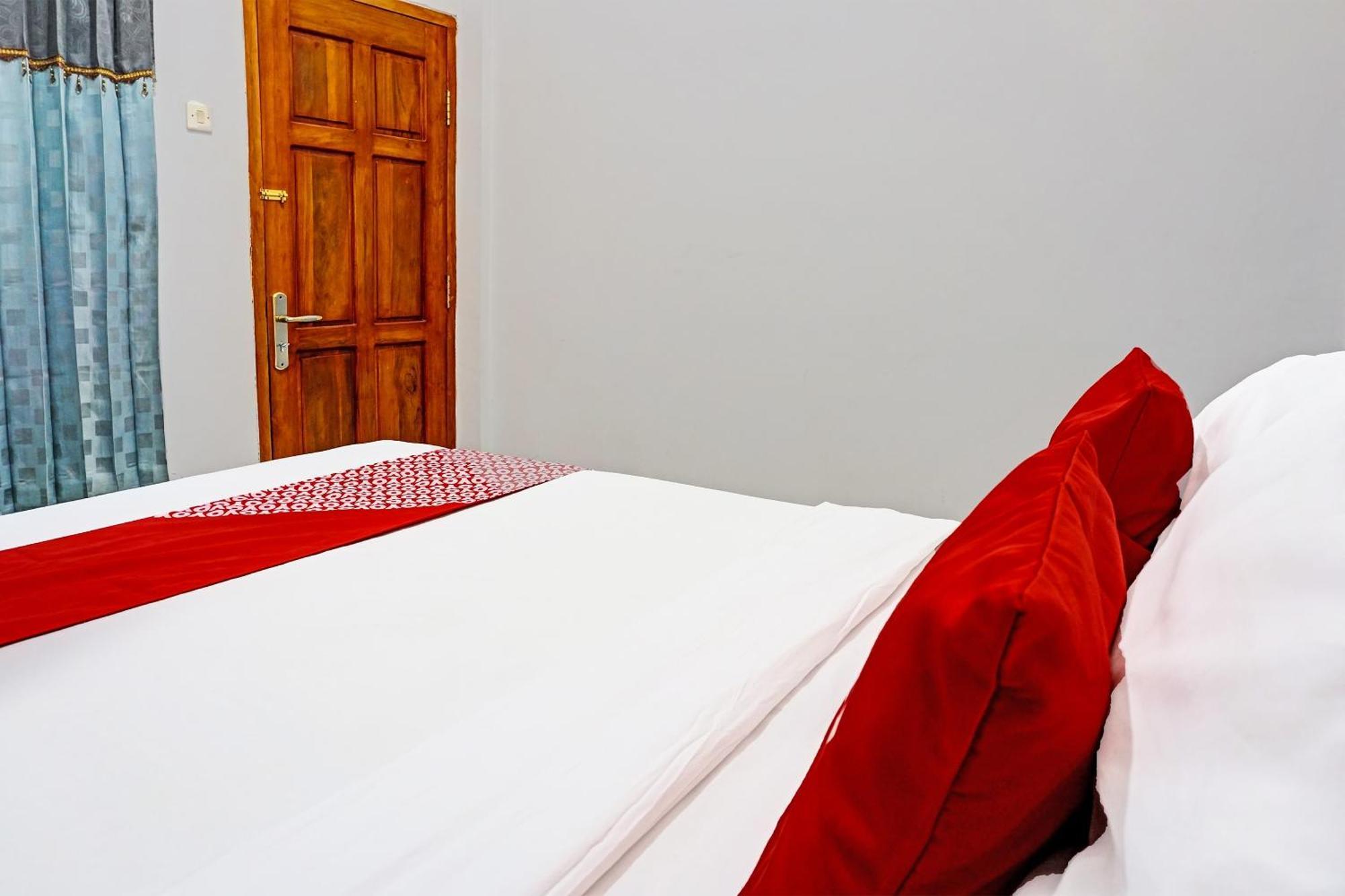 Oyo 91599 Penginapan Mutiara Madiun Luaran gambar